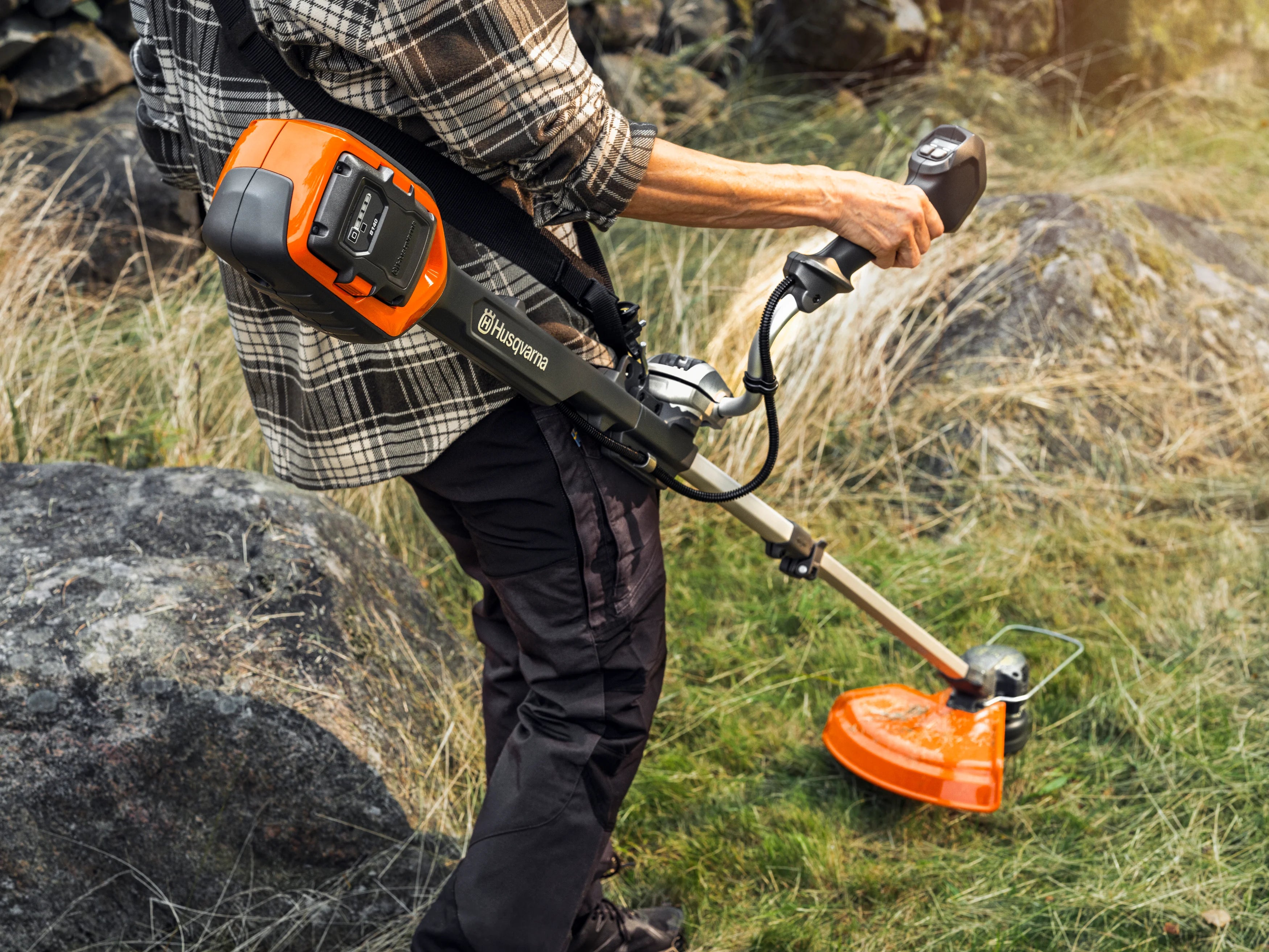 Husqvarna 220iR Trimmer m/ 40-B140 og 40-C80