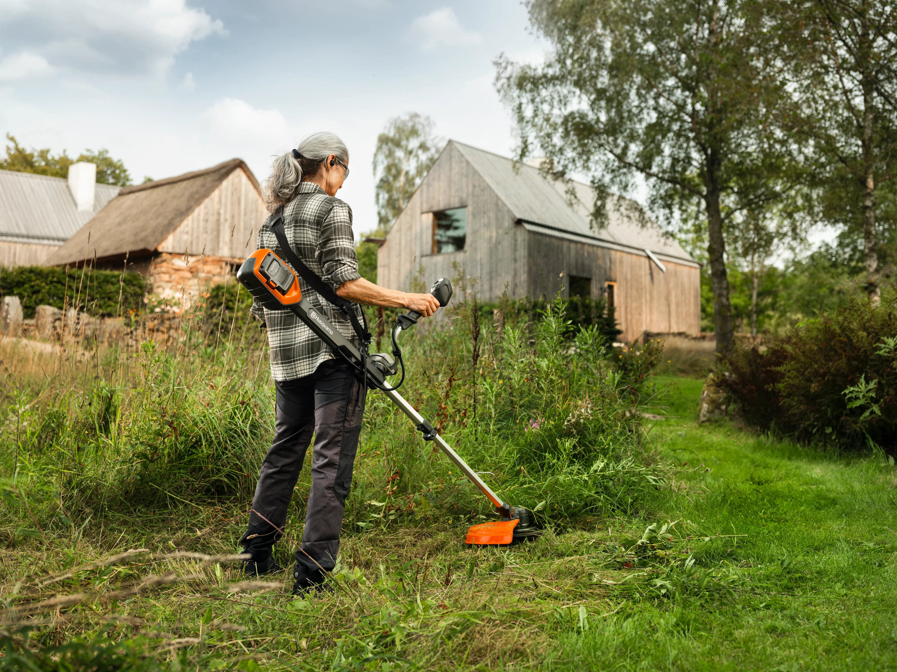 Husqvarna 220iR Trimmer m/ 40-B140 og 40-C80